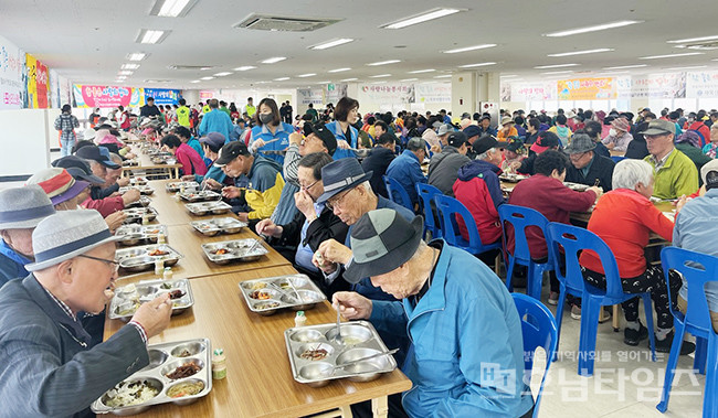 목포시 ‘참! 좋은 사랑의 밥차’ 어버이날 맞아 특식 제공.