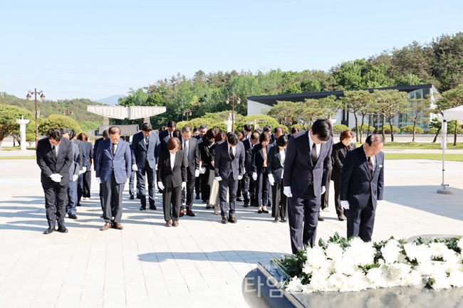 김성 장흥군수, “잊지 않겠습니다” 국립 5.18 민주묘지 참배.