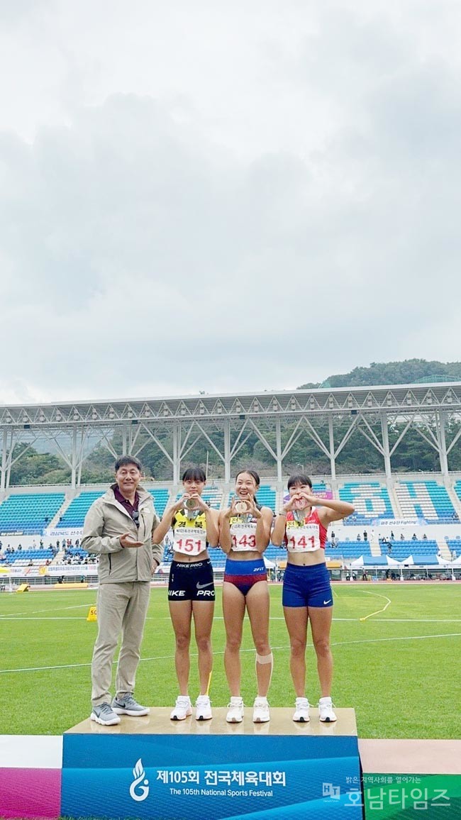 제105회 전국체육대회에서 육상 100m, 200m, 1600m 릴레이 종목 3관왕을 달성한 전남체고 이은빈 선수가 시상식 후 기념사진 촬영하고 있다.