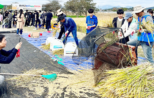 전라남도는 (사)전남친환경농업협회(회장 오관수)가 한국친환경농업협회와 친환경농산물자조금관리위원회의 ‘친환경 텃논 조성 및 운영지원 사업’ 발표대회에서 대상인 농림축산식품부장관상을 받았다.