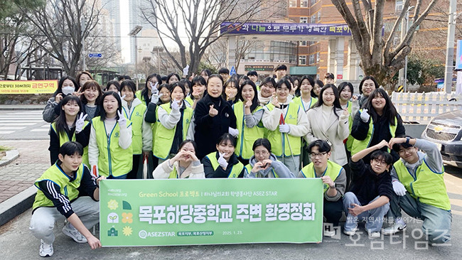 환경정화 활동 학생들에게 칭찬과 격려를 위해 현장을 찾은 박수경 목포시의원.