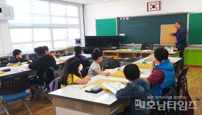 신안군 초등학교 방과 후 바둑교실 운영.