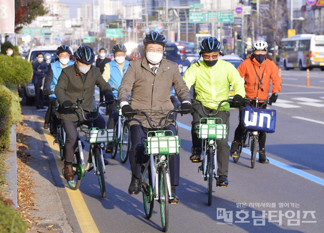 이용섭 광주광역시장이 2022 광주행동계획 발표회에 참석한 뒤 자전거를 타고 녹색교통 자전거 타기 실천을 다짐하고 있다.