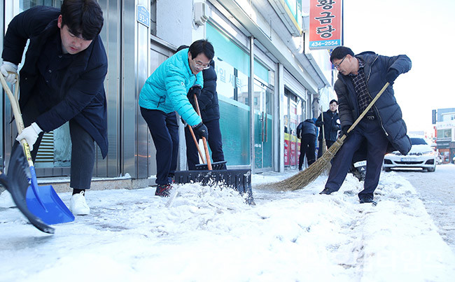 강진군 전 직원, 연휴 후 첫 출근 ‘제설’에 총력.