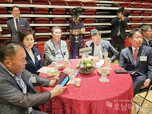 영광군의회 의원들이 대한민국시군자치구의회의장협의회 제252차 시·도 대표회의에 참석하여 축하하고 있다.