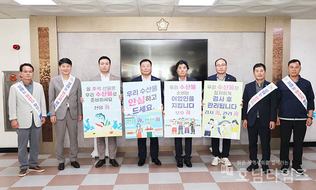 전남 무안군(군수 김산)은 4일 수산물의 안전성 홍보와 소비 촉진을 위하여 수산물 소비 활성화 캠페인을 직원들 상대로 개최했다.