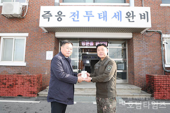 무안군 통합방위협의회(의장 김산)는 6일 다가오는 설을 맞아 지역방위에 헌신하고 있는 제8332부대 제1대대를 방문해 무안사랑상품권을 전달하고 노고를 격려했다.