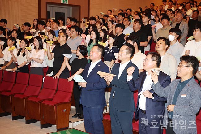 전남 무안군(군수 김산)은 10일(수) 승달문화예술회관 대공연장에서 직원 400여 명이 참석한 가운데 공직자 반부패․청렴 교육 시간을 가졌다.