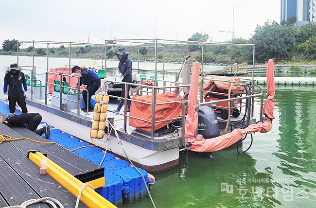 전라남도가 장기간 지속되는 폭염으로 강·하천에 발생한 녹조가 확산될 것으로 전망됨에 따라 상수원과 친수 활동의 안정성 확보를 위해 공공수역 녹조 방지에 온힘을 쏟고 있다.