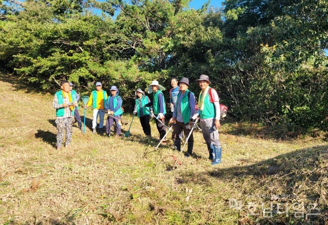 새마을지도자신안군지부, 추석 맞아 무연고 묘 벌초사업 실시.