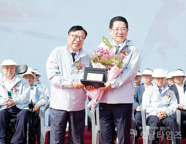 김영록 전라남도지사가 16일 나주종합스포츠파크 종합운동장에서 열린 ‘제13회 전국지체장애인체육대회’에서 황재연 한국지체장애인협회 중앙회장으로부터 감사패를 받고 기념촬영을 하고 있다.