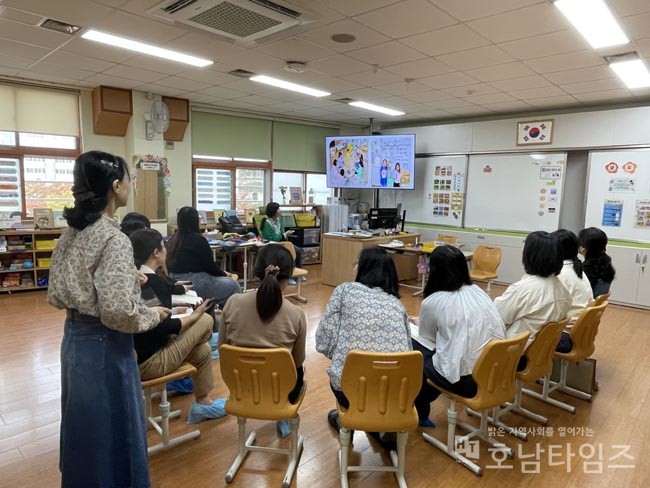 전남 교사들이 수업나눔 콘서트에서 수업 사례를 나누고 있다.