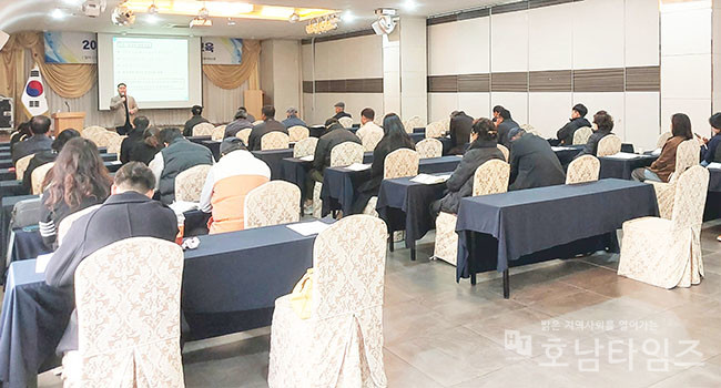 전라남도는 천일염 명품화를 통한 산업 활성화를 위해 관계자 40여 명을 대상으로 온라인 천일염 판매·홍보 교육 등 워크숍을 지난 20일 목포 신안비치호텔에서 진행했다.