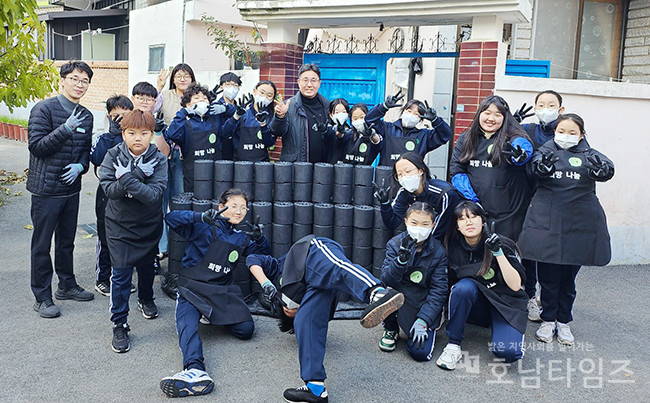 목포시 용당1동행정복지센터는 지난 5일 광주교육대학교 목포부설초등학교와 홀로사는 어르신이 겨울을 따뜻하게 보낼 수 있도록 연탄 200장을 배달하는 봉사활동을 펼쳤다.